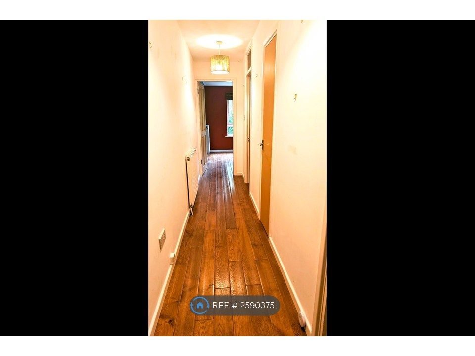 Property photo 2 of 11 Hallway