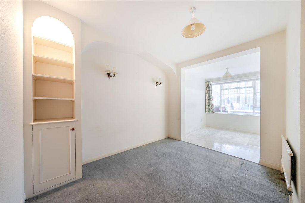 Property photo 3 of 11 Barton Way - Dining Room.Jpg