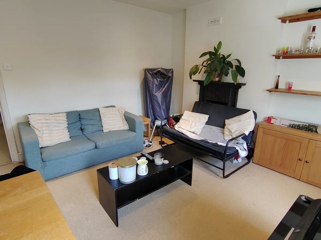 Property photo 1 of 7 Cosy Lounge With Comfy Sofas And Wooden Storage...