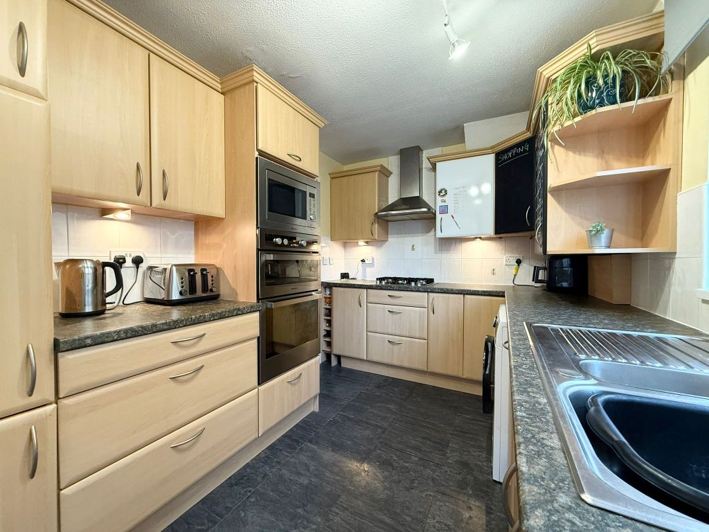 Property photo 3 of 14 Kitchen