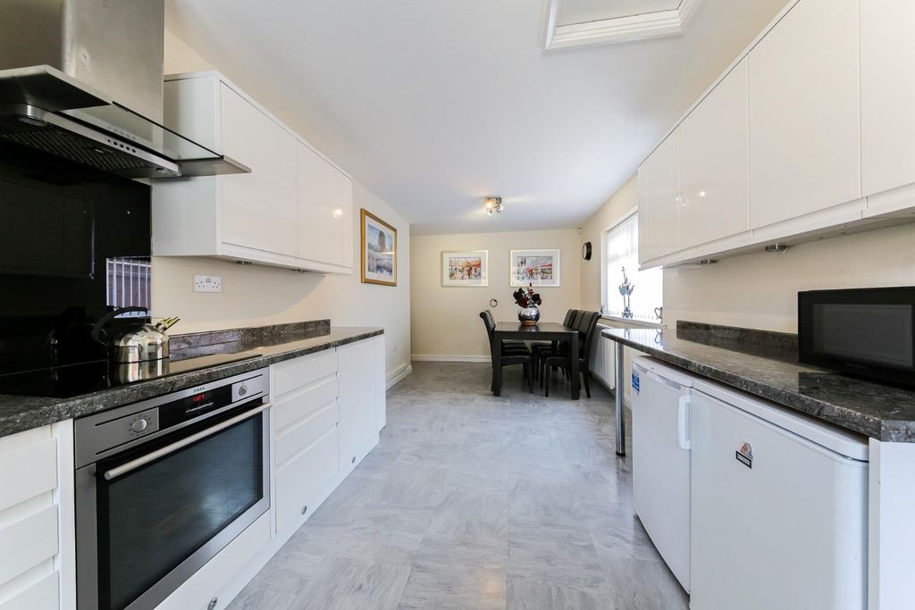 Property photo 3 of 19 Kitchen