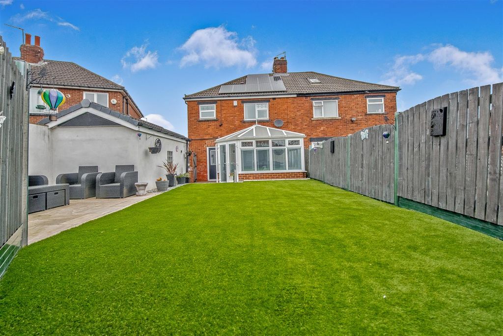 Property photo 3 of 22 Gardens: