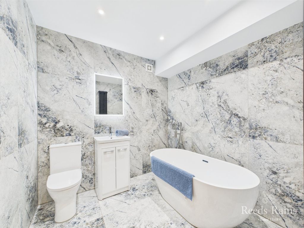 Property photo 2 of 36 House Bathroom