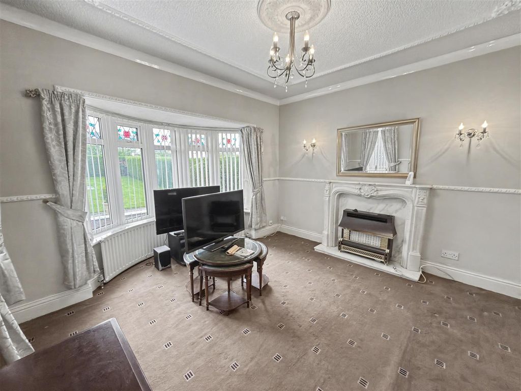 Property photo 3 of 15 Lounge