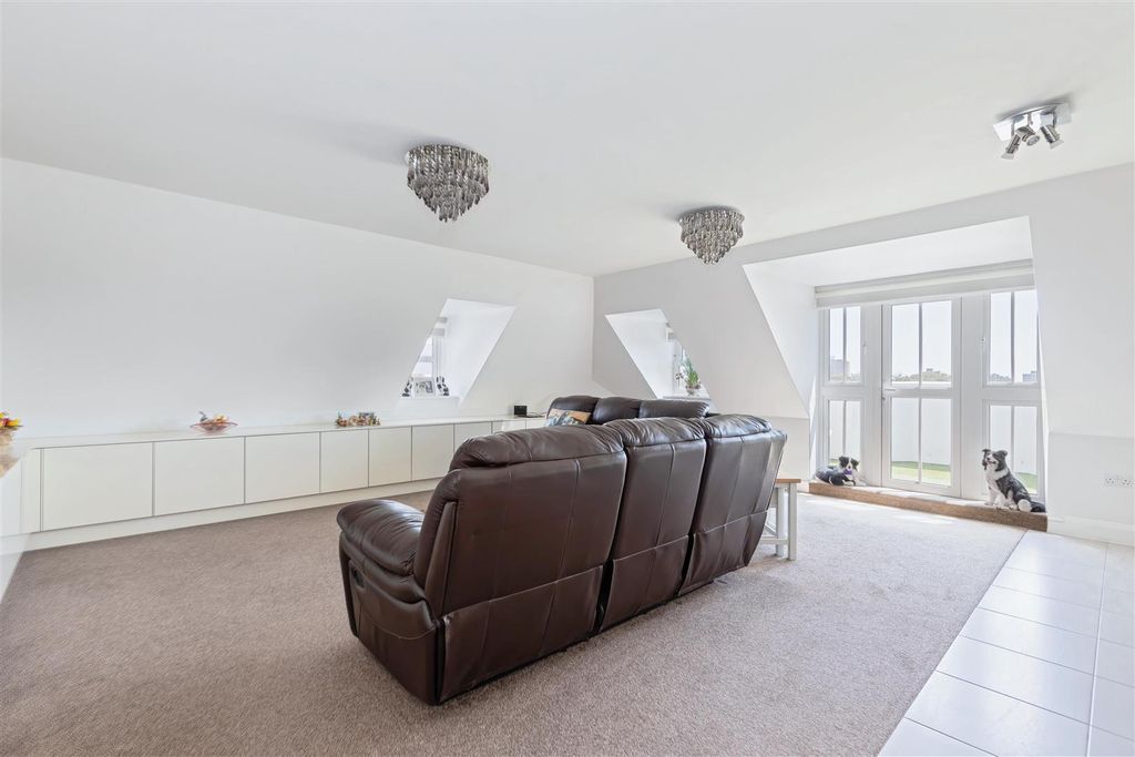 Property photo 3 of 16 Langdale Mansions_11.Jpg