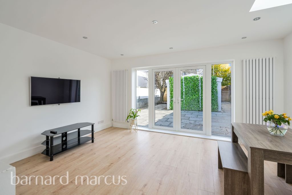 Property photo 3 of 9 Balcony