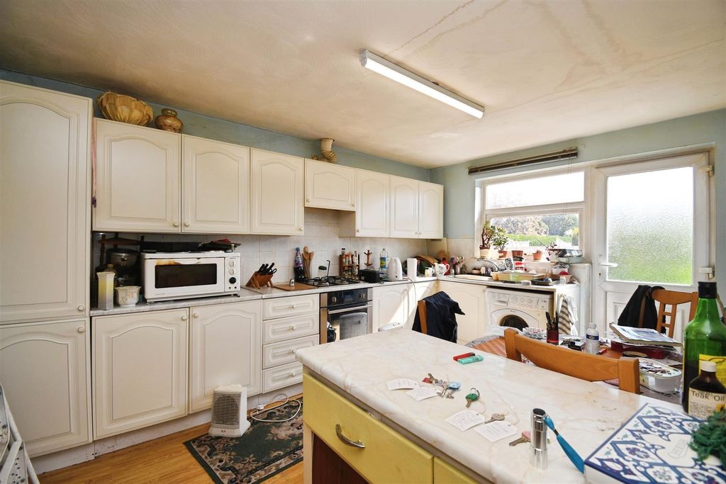 Property photo 3 of 11 Kitchen