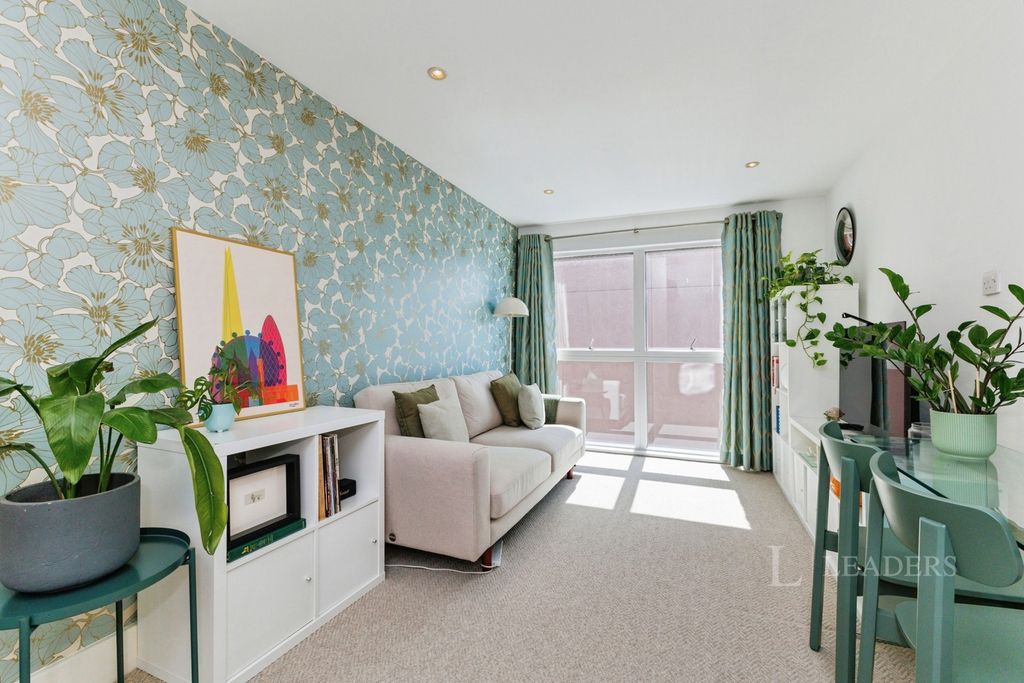 Property photo 2 of 10 Pbox-Img.Jpg