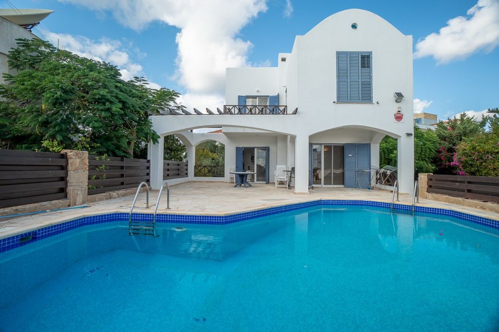 Property photo 2 of 39