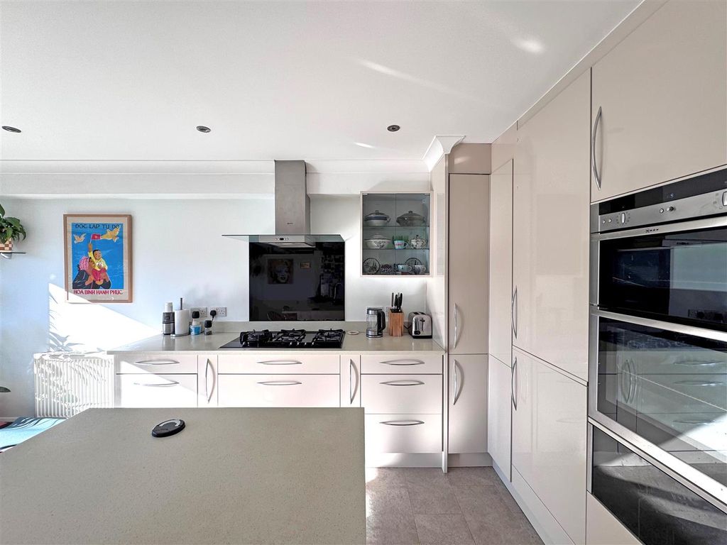 Property photo 3 of 26 6E.Jpg