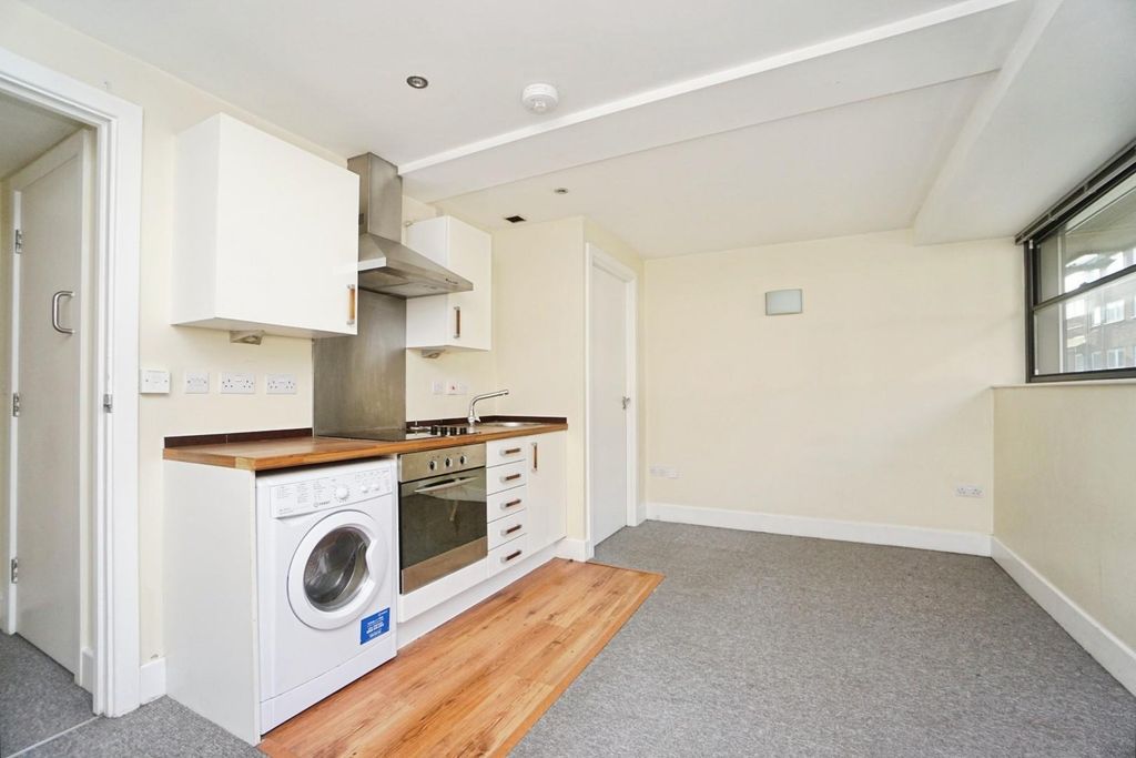 Property photo 2 of 9 Living Space