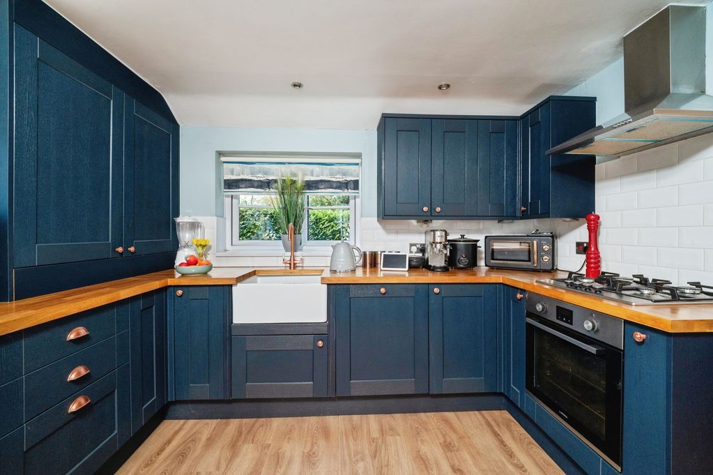 Property photo 3 of 15 Kitchen Pic 1