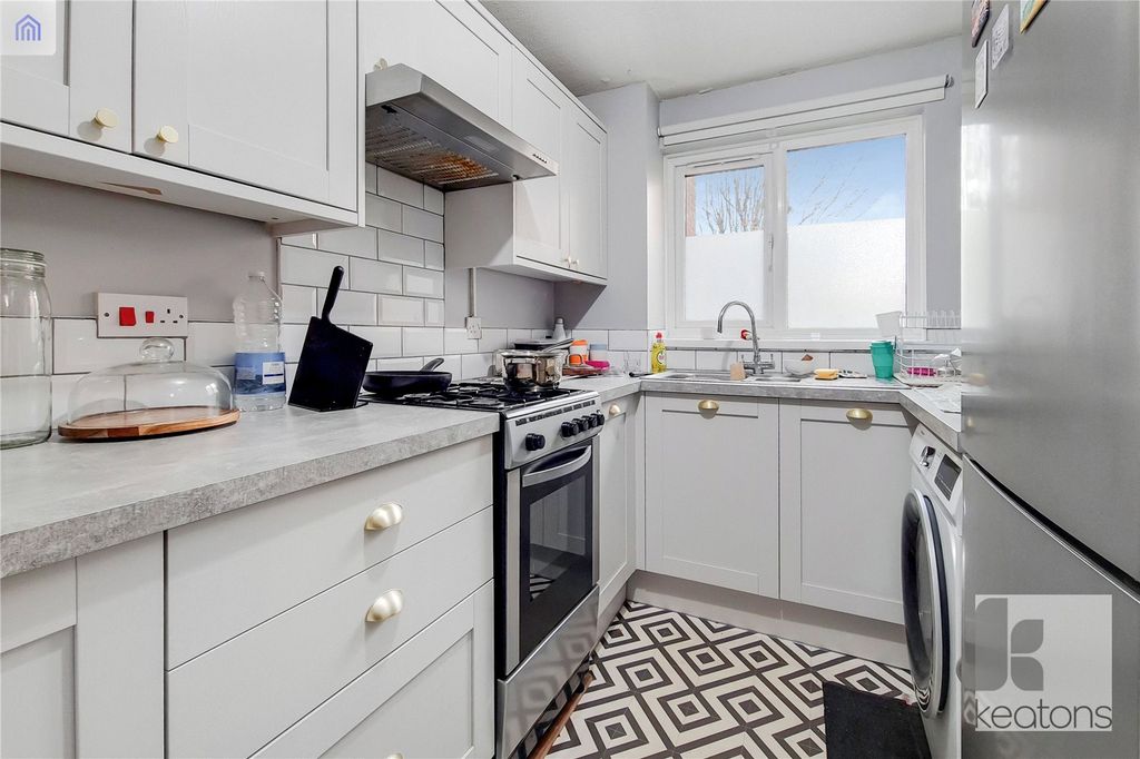 Property photo 3 of 6 Kitchen