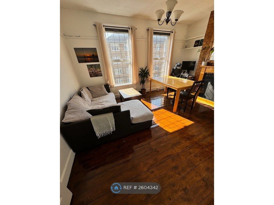 Property photo 3 of 24 Lounge