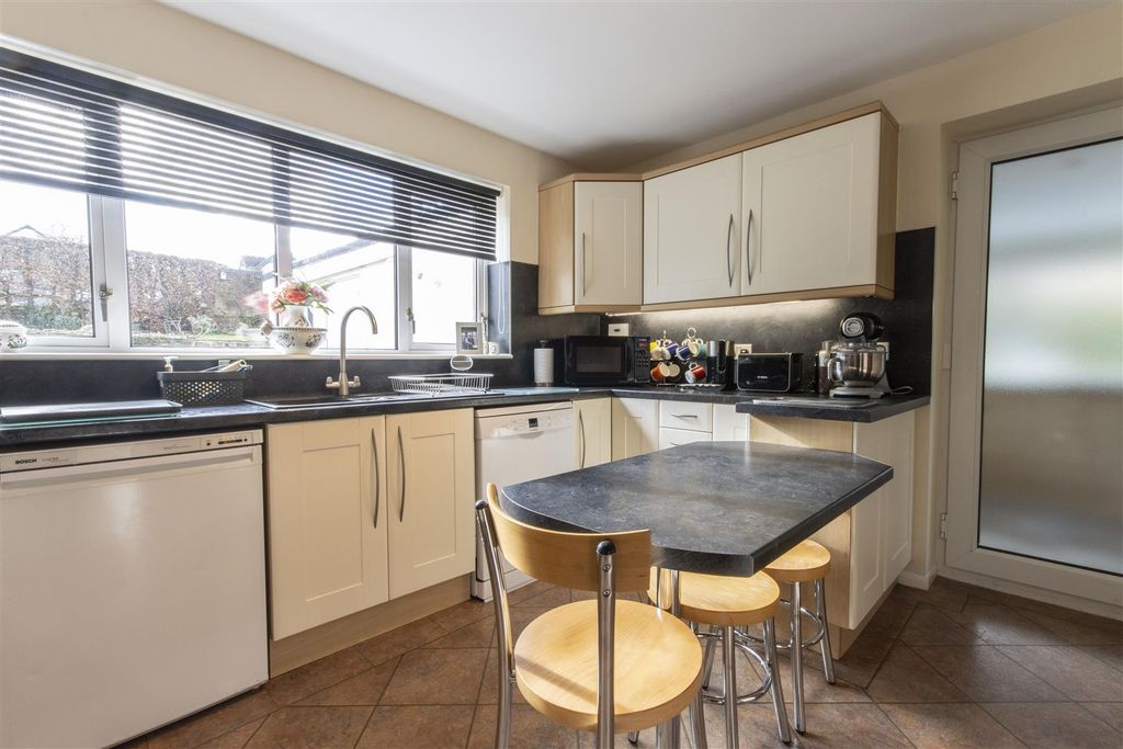 Property photo 2 of 27 Breakfast Kitchen