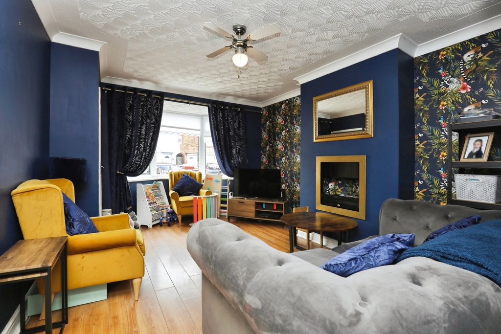 Property photo 3 of 12 Lounge