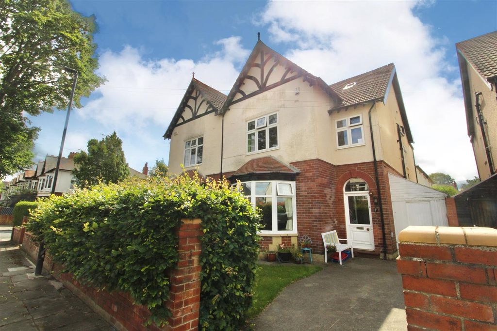 Property photo 1 of 21 Front Gardens