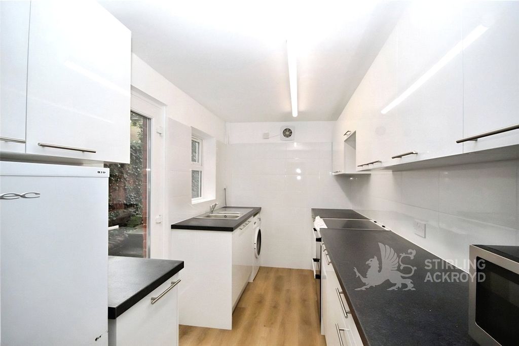 Property photo 3 of 8 Kitchen