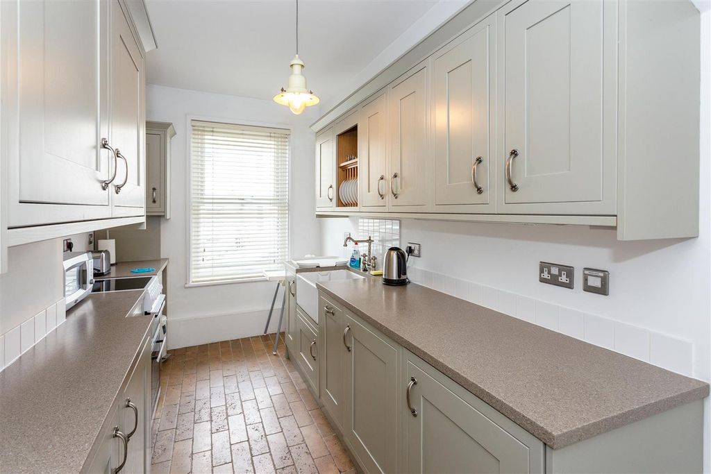 Property photo 3 of 9 Kitchen.Jpg