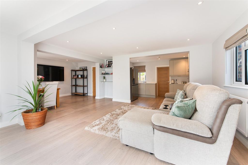 Property photo 3 of 20 Woodmansterne Lane,54- (8).Jpg
