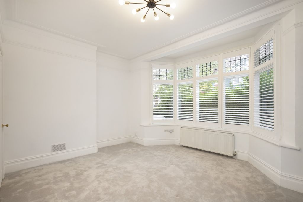 Property photo 3 of 11 Muncaster Road 7A...