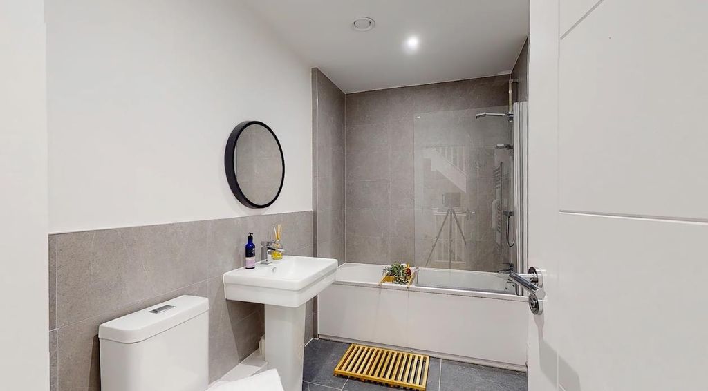 Property photo 1 of 8 Bathroom.Png