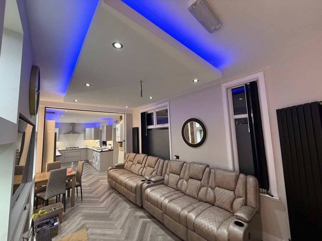 Property photo 1 of 19 Stylish Open-Plan Living Area With A Long, Comfort...