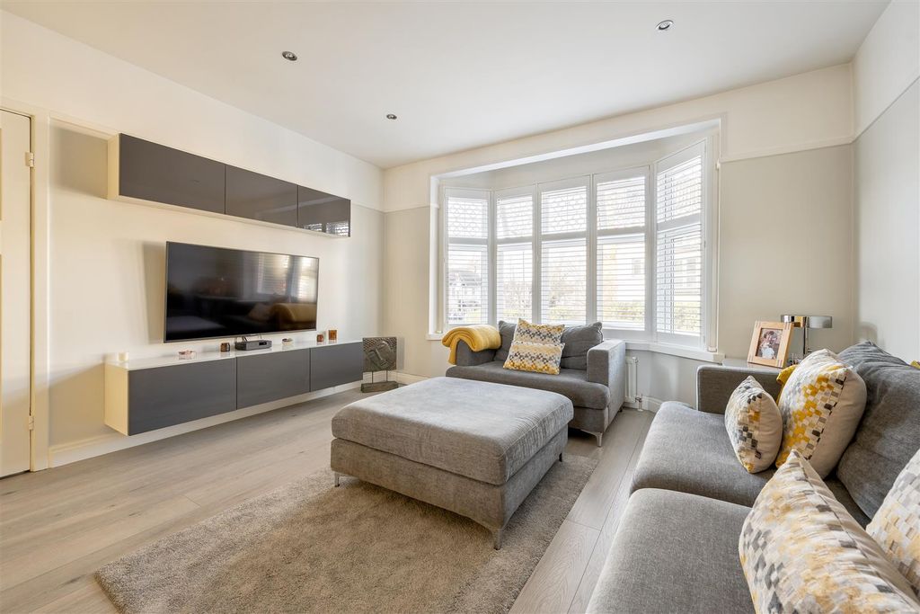 Property photo 2 of 27 Hollywood Way, E4