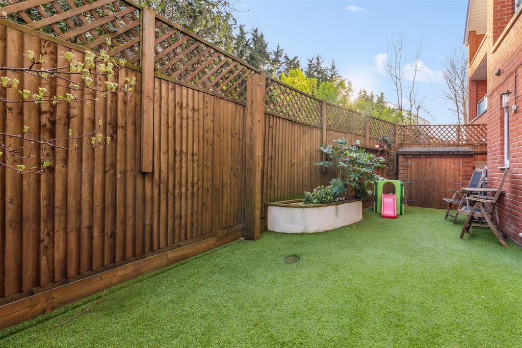 Property photo 3 of 12 Argyle Court, W4 - For Sale
