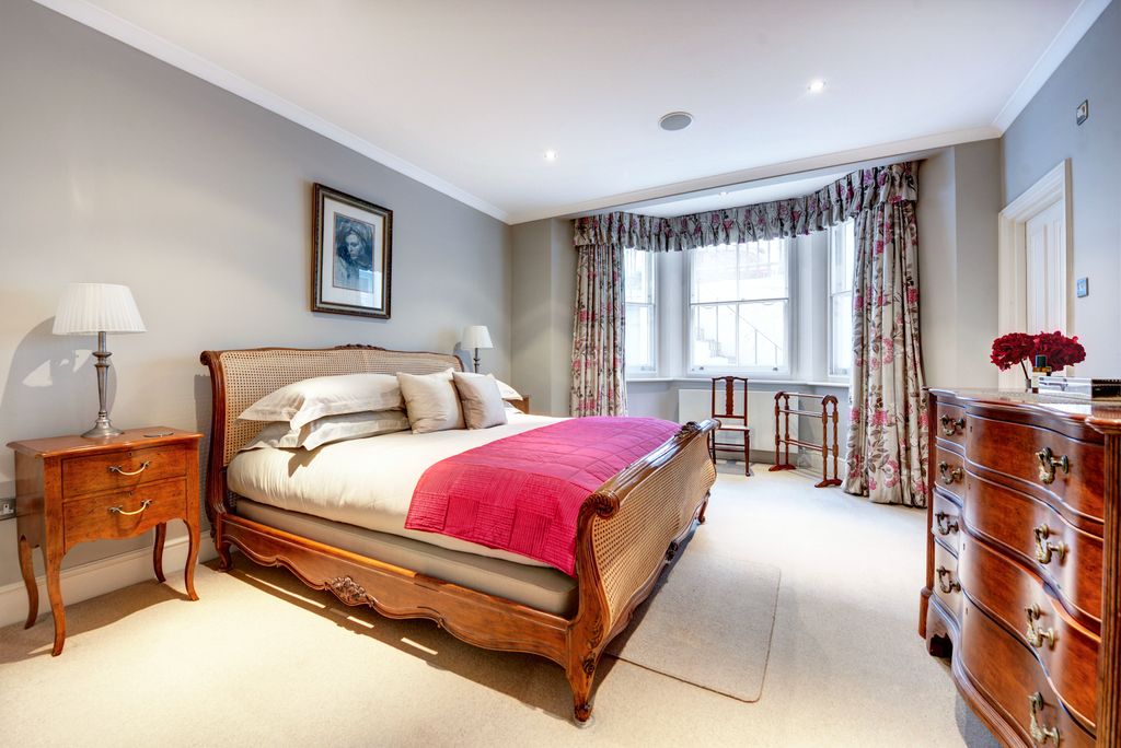 Property photo 3 of 10 2 2 Beaufort Gardens 2553 Mainbed1
