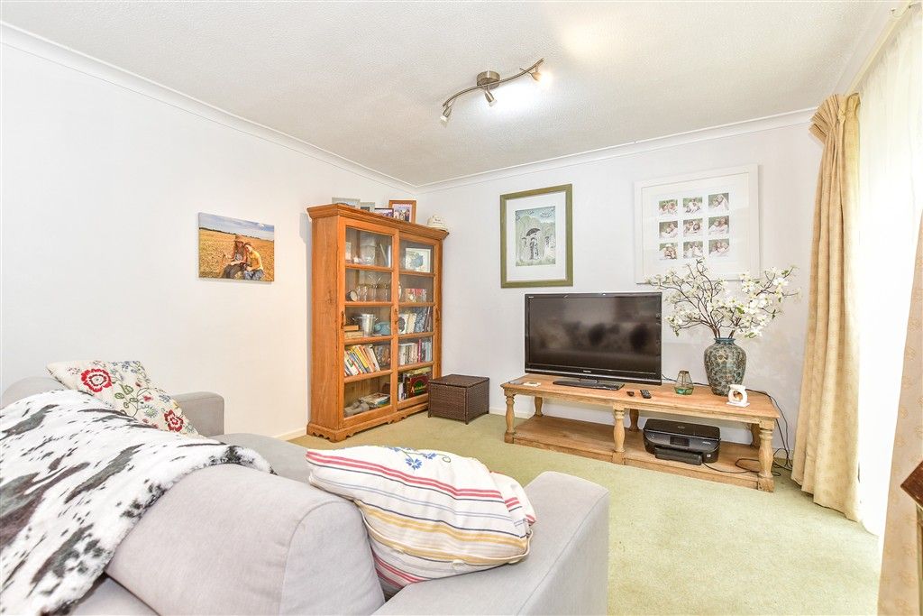 Property photo 3 of 13 Lounge