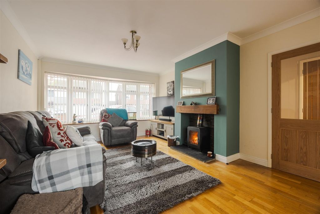 Property photo 2 of 15 Lounge