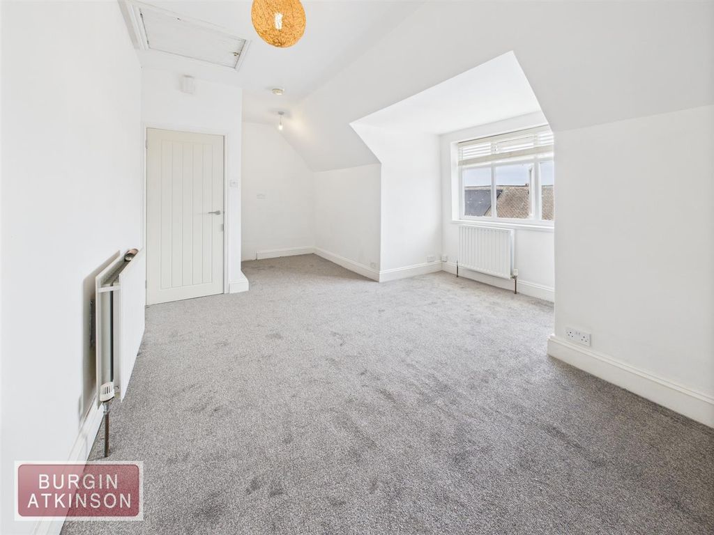 Property photo 3 of 35 Cam01619G0-Pr0148-Still029.Jpg