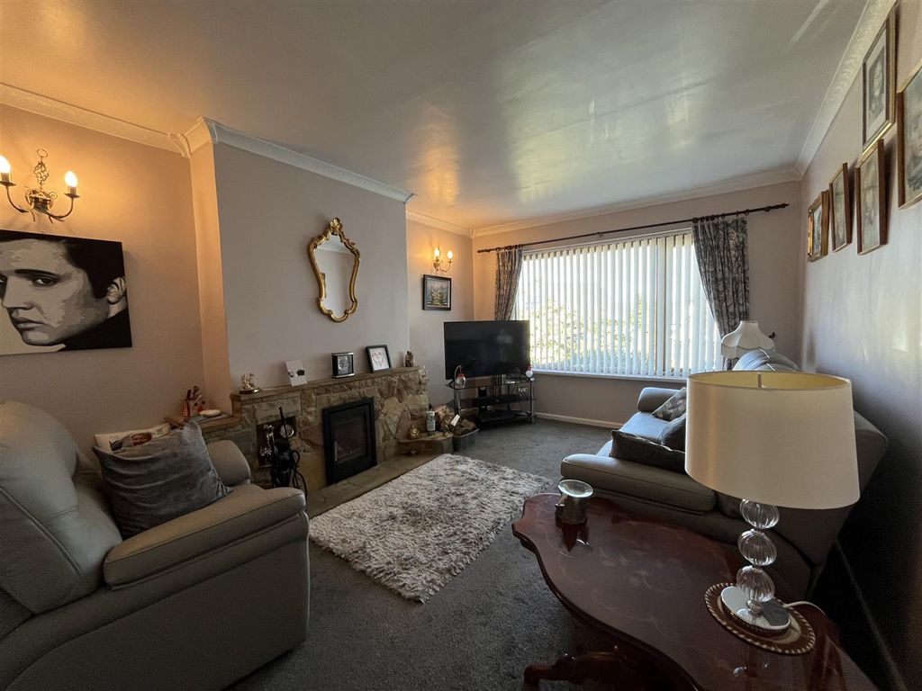 Property photo 3 of 17 Lounge