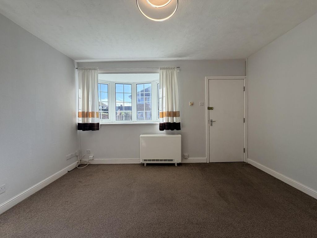 Property photo 3 of 18 Living Room