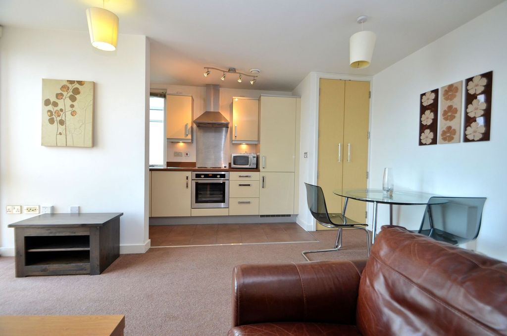 Property photo 3 of 8 Lounge/Kitchen