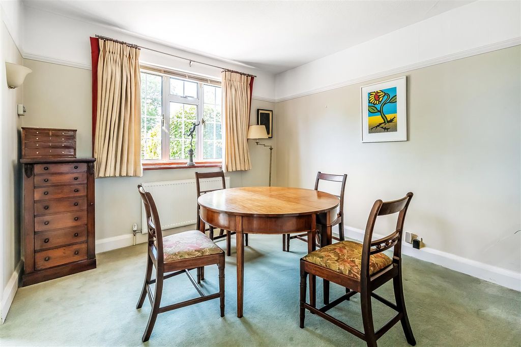 3 bed detached house for saleNorthfields, Ashtead KT21 photo 5