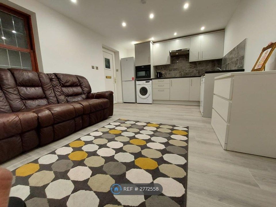 Property photo 3 of 7 Kitchen Open Plan