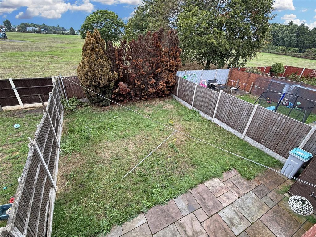 Property photo 3 of 16 Well-Appointed Rear Garden 191