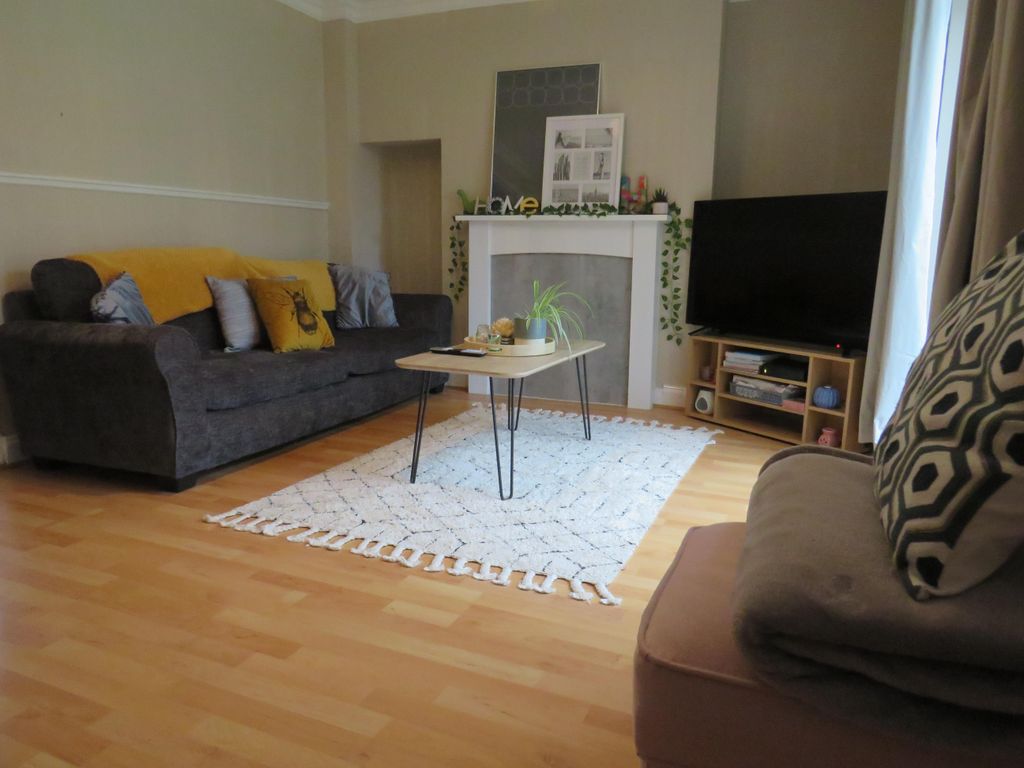 Property photo 1 of 6 Living Room