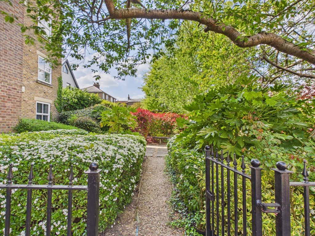 Property photo 3 of 13 Gardens