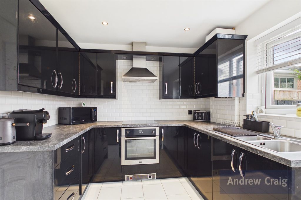 Property photo 3 of 12 Kitchen