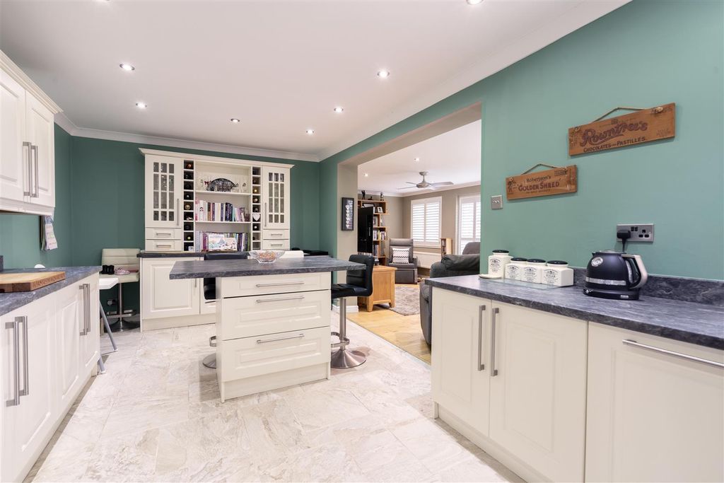 Property photo 2 of 12 Kitchen / Diner