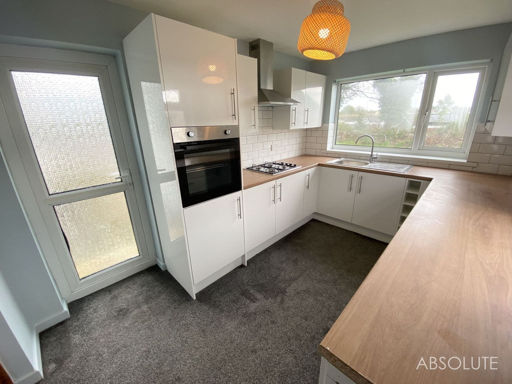 Property photo 3 of 10 Kitchen