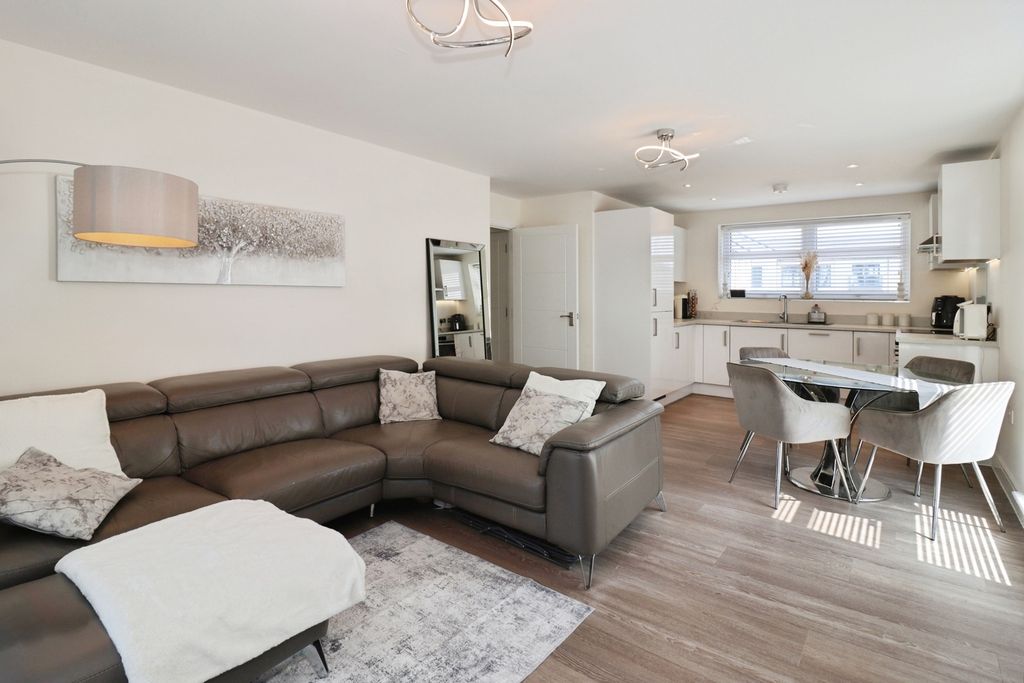 Property photo 3 of 17 Lounge