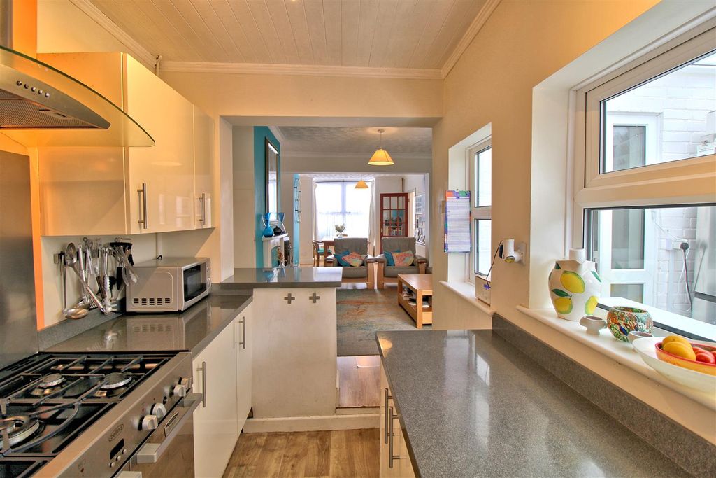 Property photo 3 of 25 Kitchen