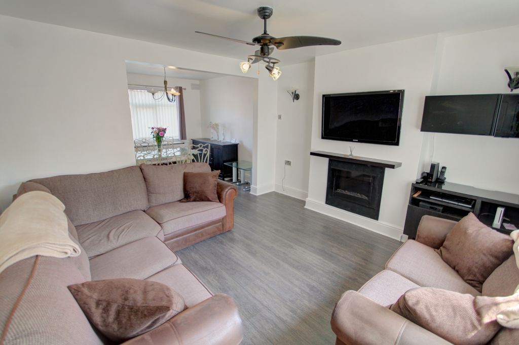 Property photo 3 of 16 Lounge A