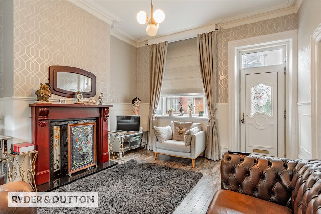 Property photo 3 of 16 Lounge