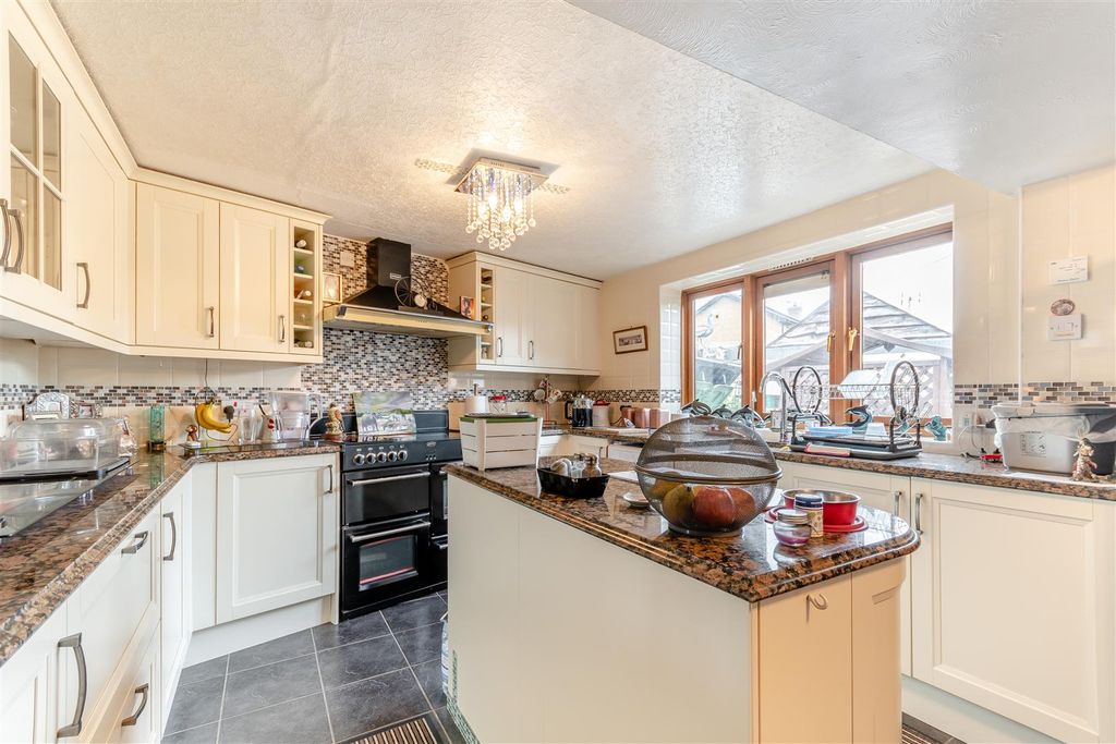 Property photo 2 of 32