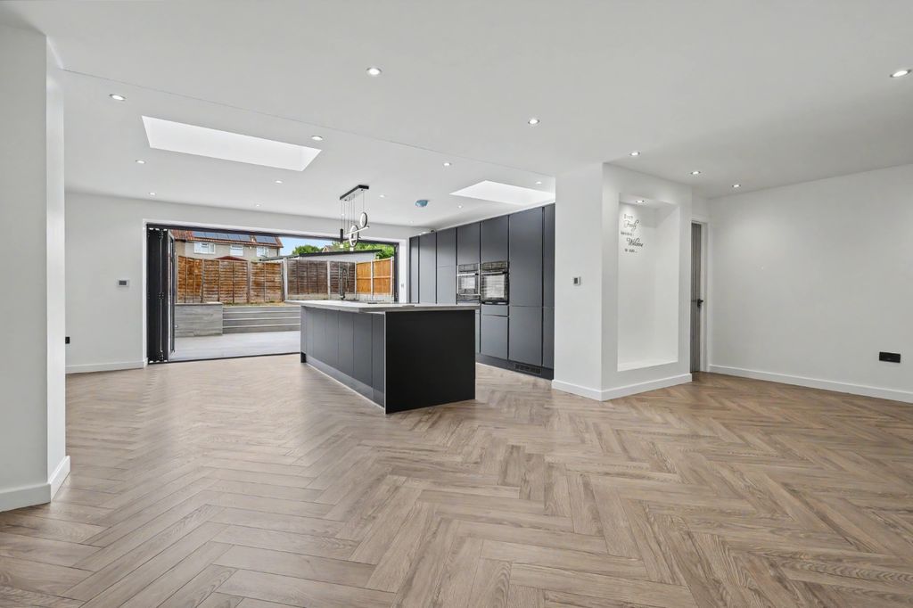Property photo 2 of 30 5303731
